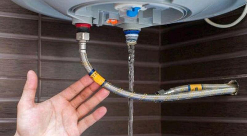Ist es besser, für den Anschluss des Warmwasserbereiters einen Balg- oder einen Gewebeschlauch zu verwenden?